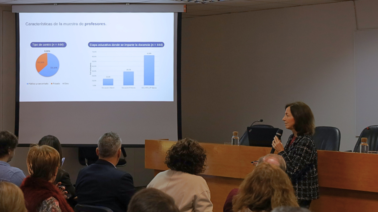 La directora del Centro de Educación en Virtudes y Valores (UFV) presentando los resultados de la investigación sobre educación del carácter en Madrid.
