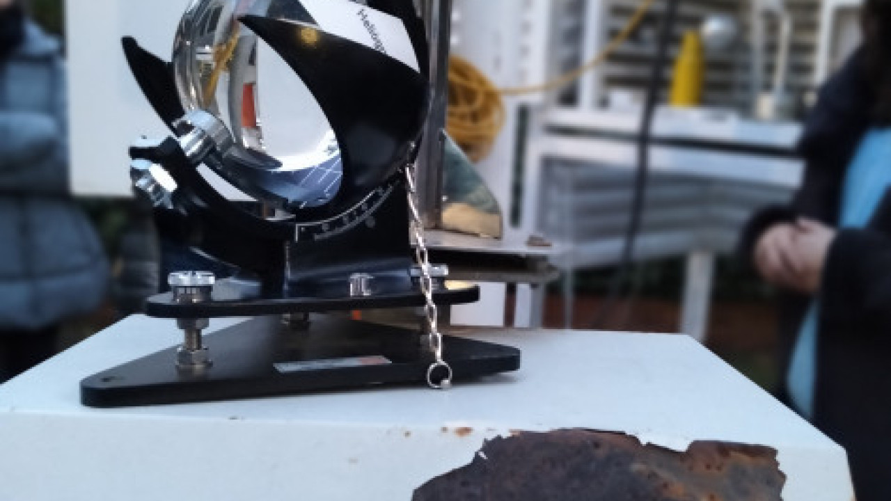 En la imagen  se observa un primer plano del heliógrafo, un instrumento que sirve para medir las horas de insolación.