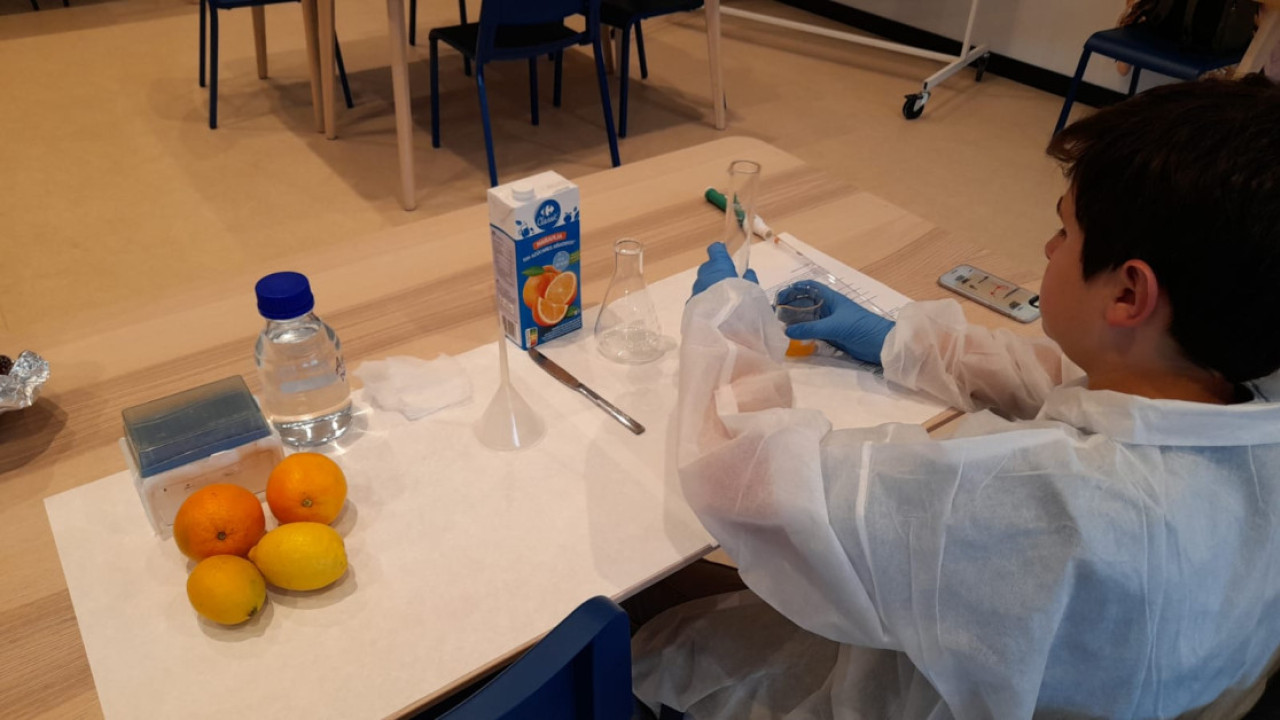 Comprobando si las frutas tienen vitamina c