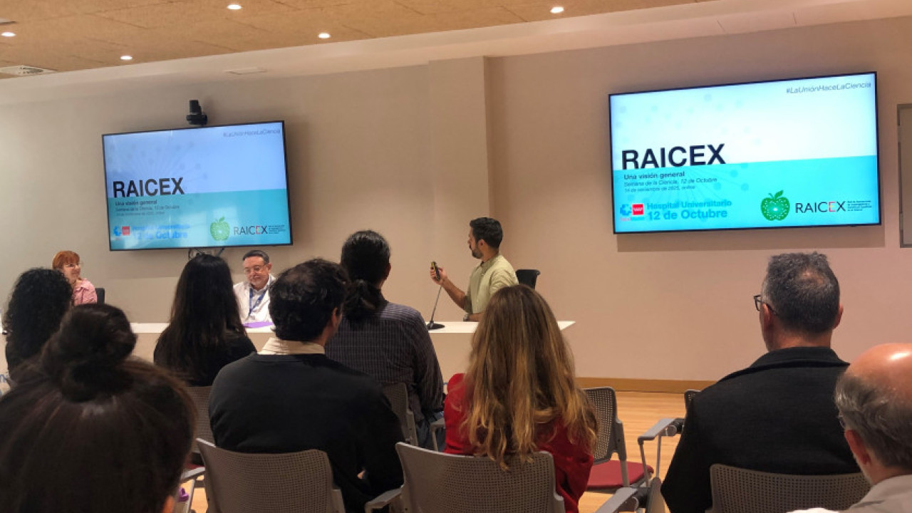 Presebntación acto Rodrigo García, presidente de la Asociación de Científicos Españoles en el Exterior (RAICEX))