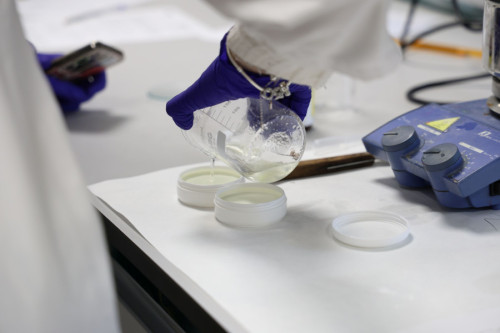 Primer plano de materiales de elaboración de cosméticos en el laboratorio