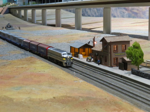 Un tren circulando por la maqueta 'Territorio ferroviario'