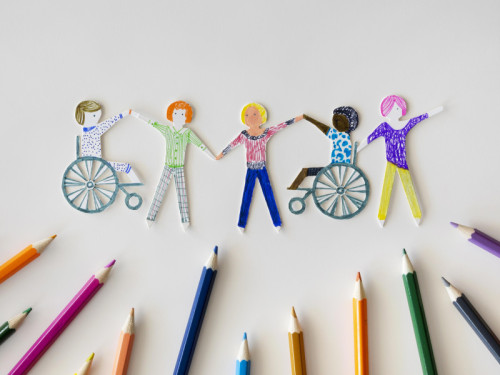 Diferentes personas con y sin discapacidad realizan actividades