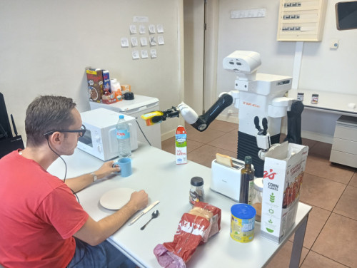 Investigador con robot