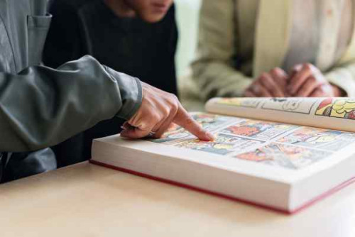 Lector con cómic