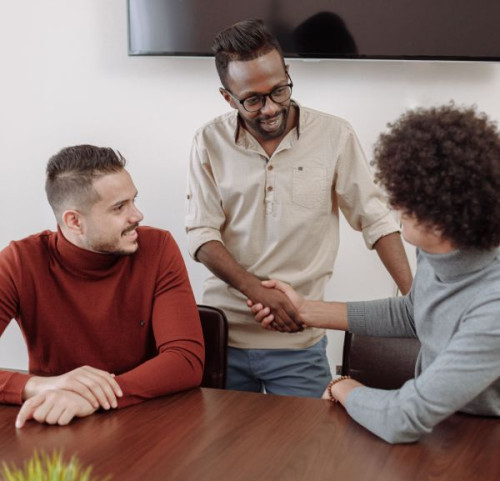 Tres personas dialogando
