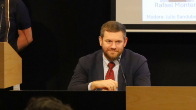 Mesa redonda con expertos del ámbito universitario, empresarial y eclesial para analizar el impacto de la inteligencia artificial.